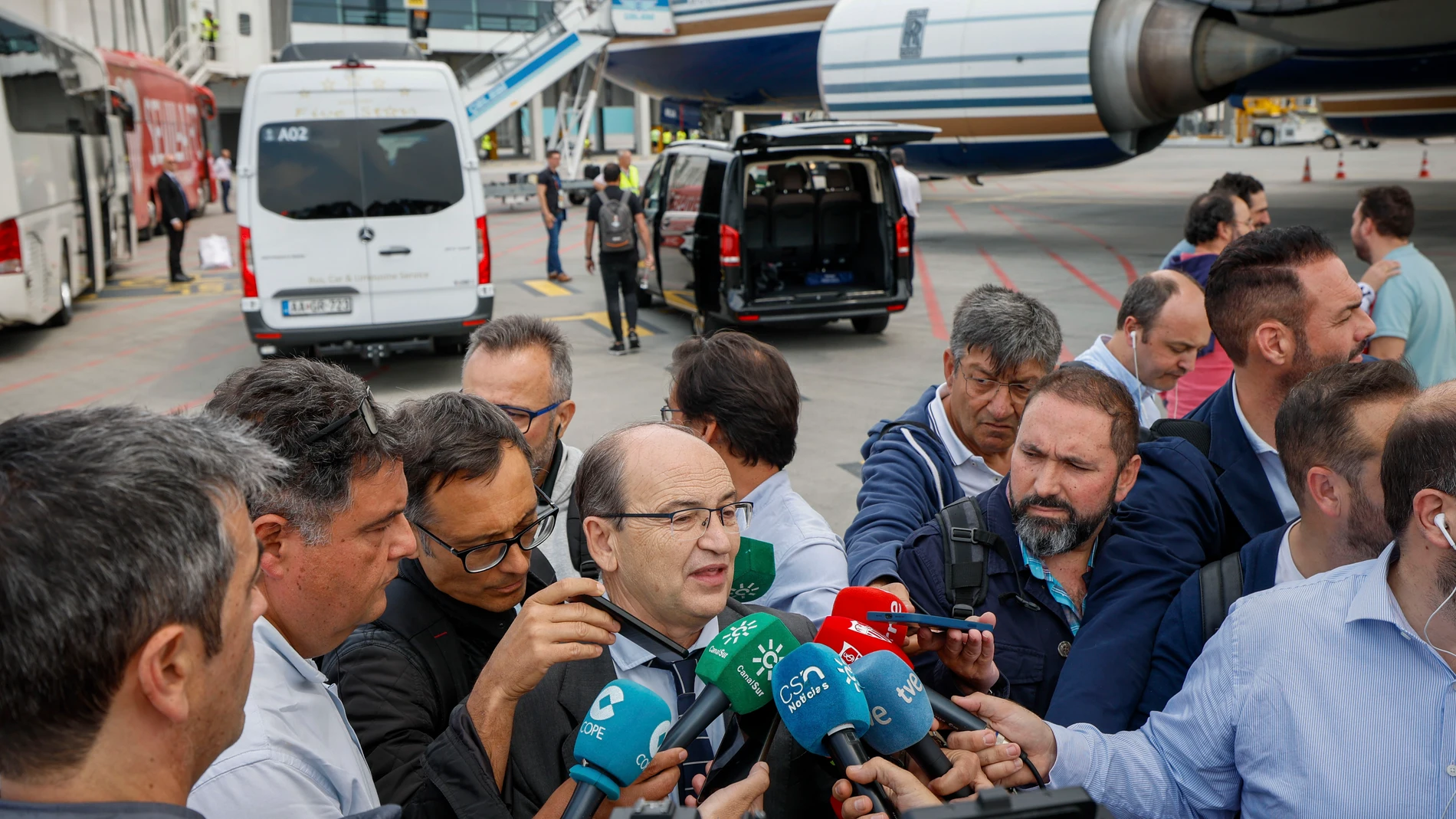 Pepe Castro atiende a los medios en la llegada del Sevilla a Budapest