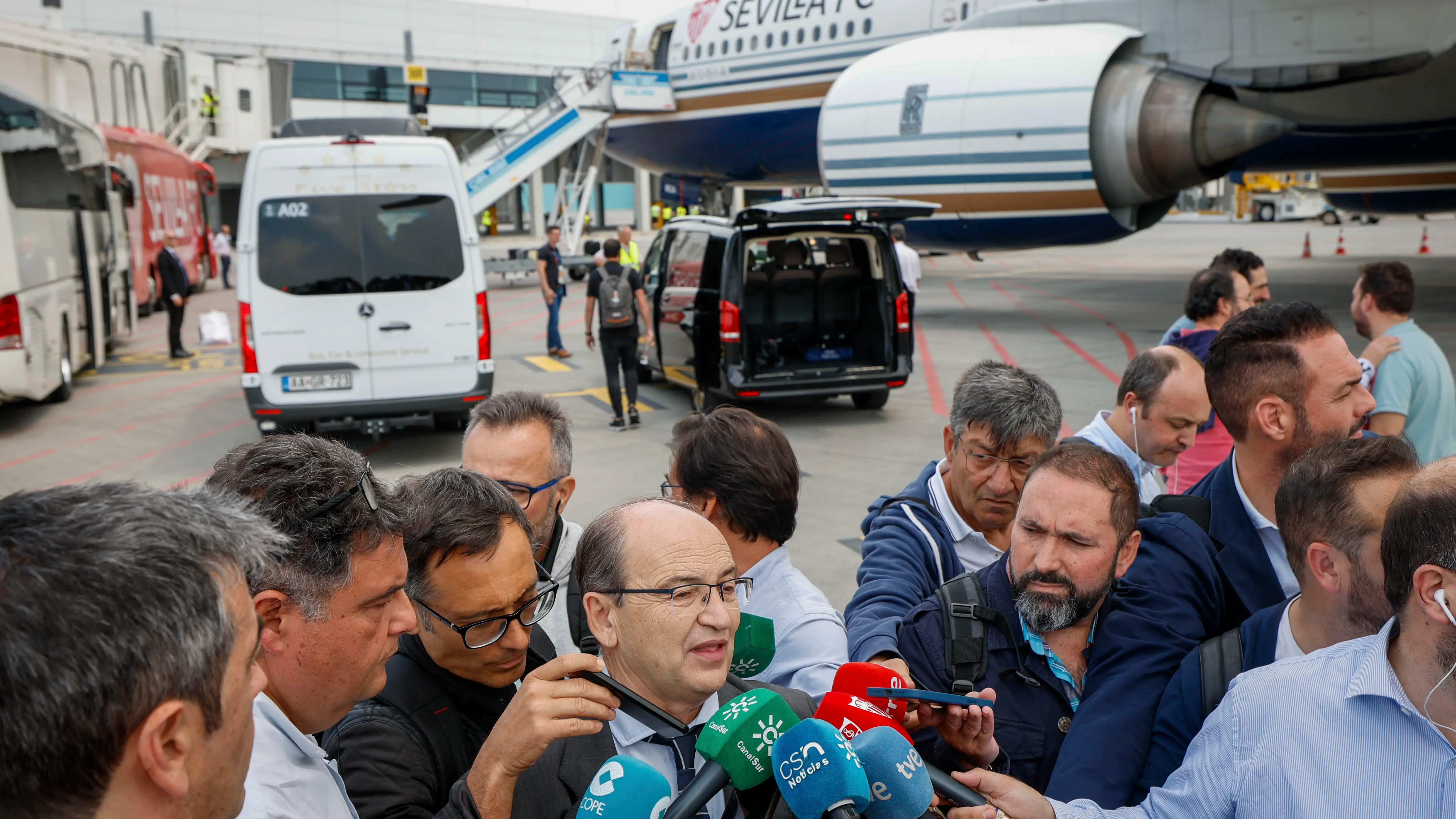 Pepe Castro atiende a los medios en la llegada del Sevilla a Budapest Pepe Castro atiende a los medios en la llegada del Sevilla a Budapest