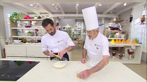 Añade agua, harina y el resto de los ingredientes para hacer la autólisis añade agua, harina y el resto de los ingredientes para hacer la autólisis