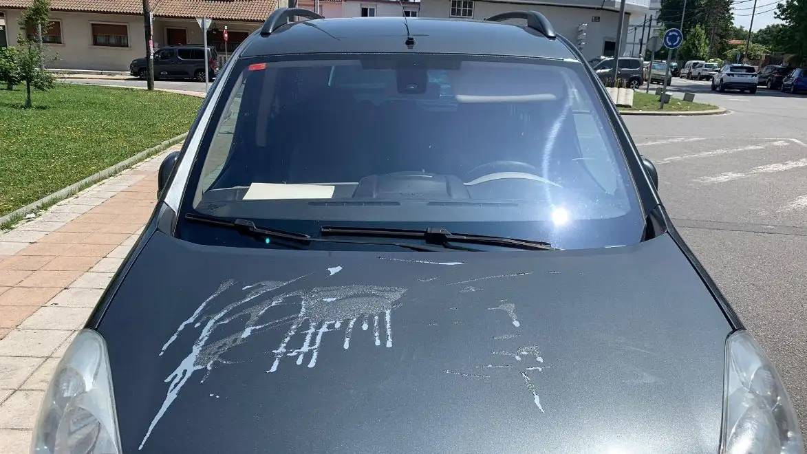 Un coche dañado en Cambados Un coche dañado en Cambados