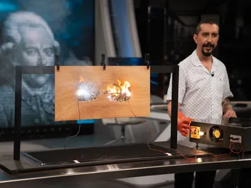 ¿Arte a base de descargas eléctricas? Marron sorprende a Frank Cuesta con su experimento ¿Arte a base de descargas eléctricas? Marron sorprende a Frank Cuesta con su experimento