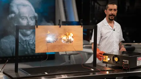 ¿Arte a base de descargas eléctricas? Marron sorprende a Frank Cuesta con su experimento ¿Arte a base de descargas eléctricas? Marron sorprende a Frank Cuesta con su experimento