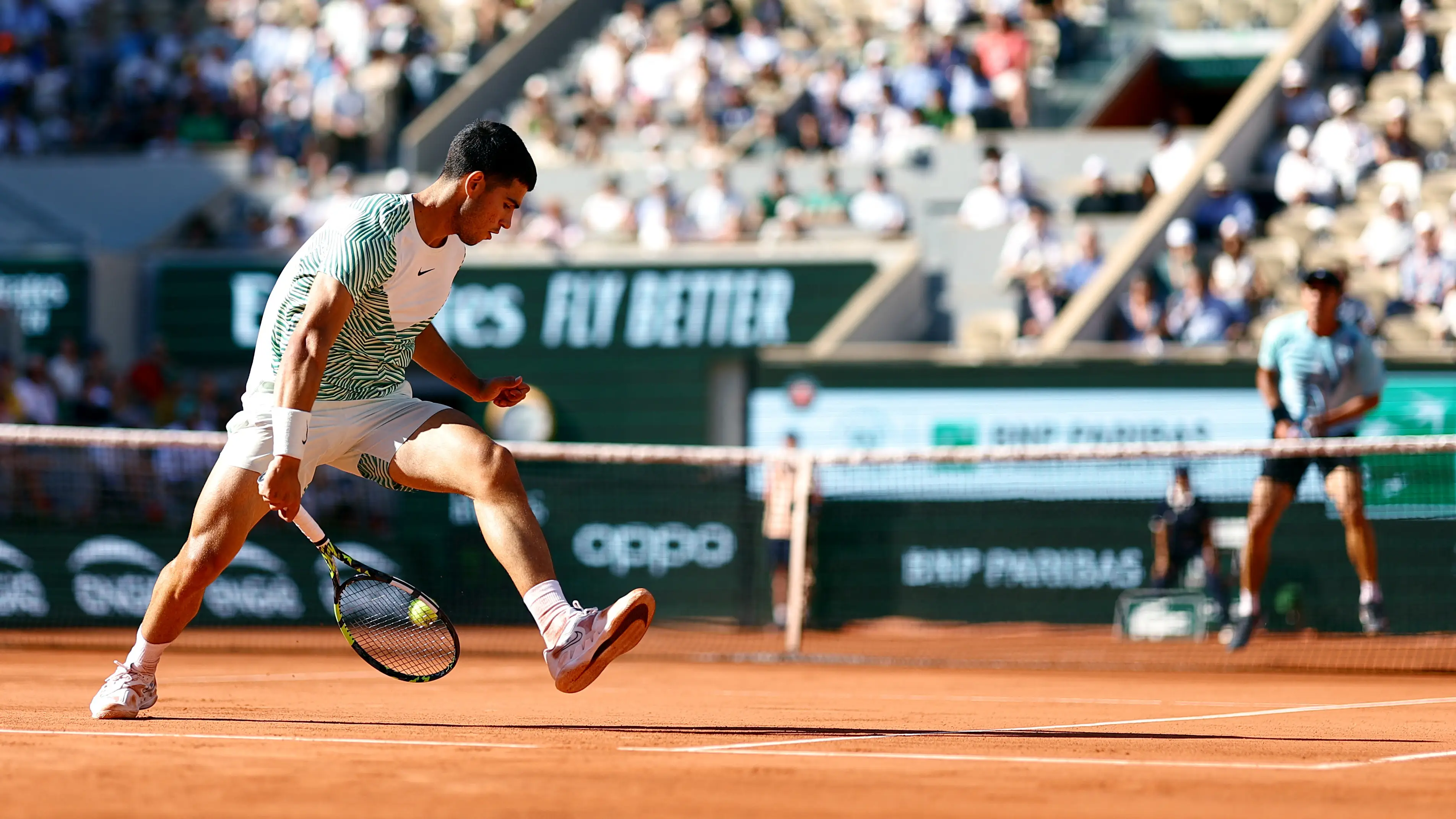 Carlos Alcaraz ejecuta un golpe por debajo de las piernas ante Taro Daniely se planta en la tercera ronda de Roland Garros Carlos Alcaraz ejecuta un golpe por debajo de las piernas ante Taro Daniely se planta en la tercera ronda de Roland Garros
