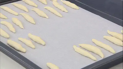 Redondea, estira y colócalos en la bandeja del horno Redondea, estira y colócalos en la bandeja del horno