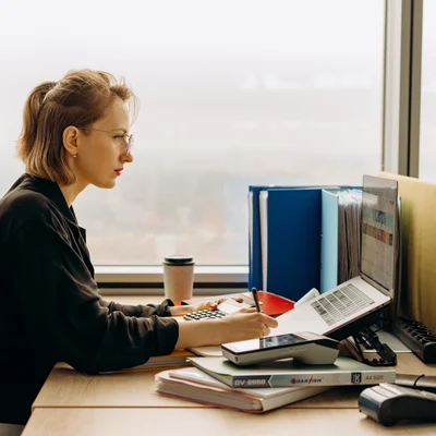 Una mujer realiza trabajo frente al ordenador