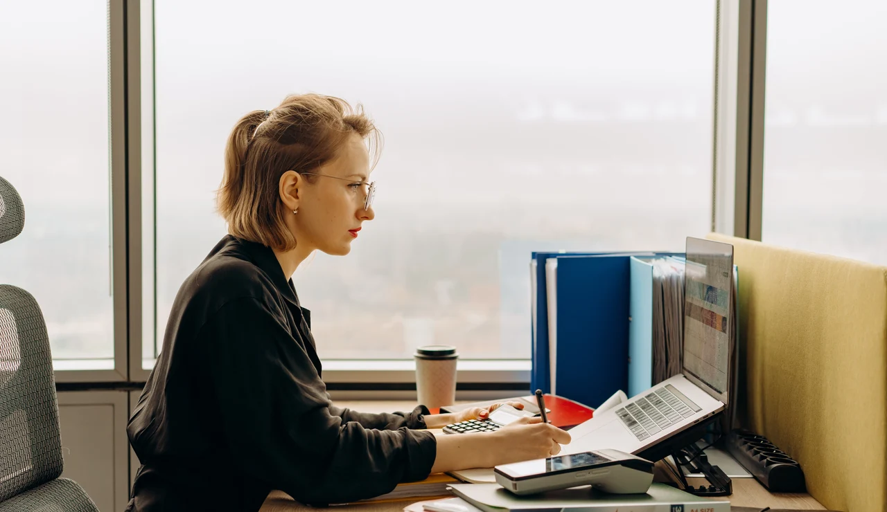 Una mujer realiza trabajo frente al ordenador