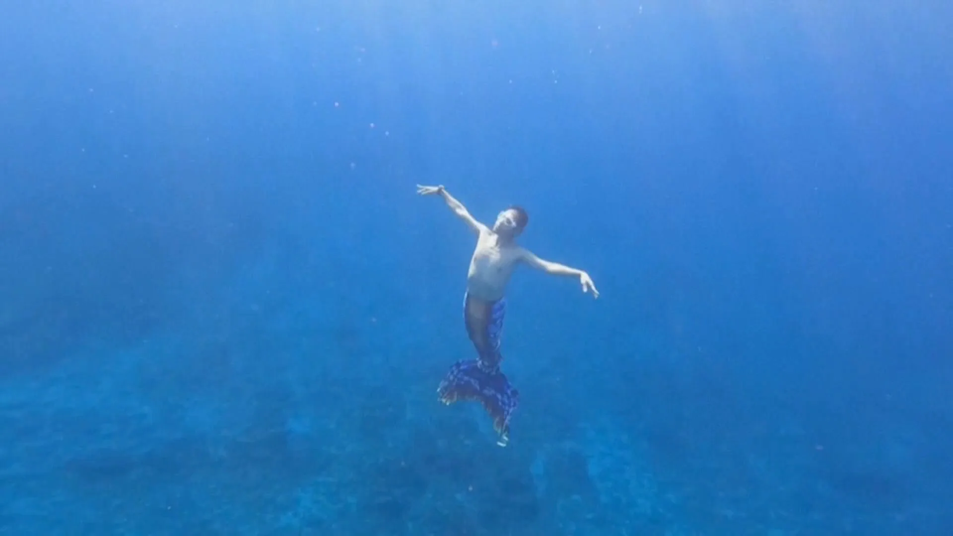 Un hombre practica mermaiding en el mar Un hombre practica mermaiding en el mar
