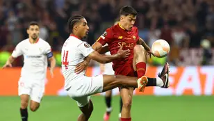 Paulo Dybala trata de controlar un balón ante el Sevilla