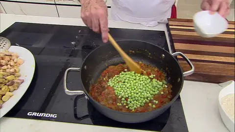 Añade todos los ingredientes a la cazuela Añade todos los ingredientes a la cazuela