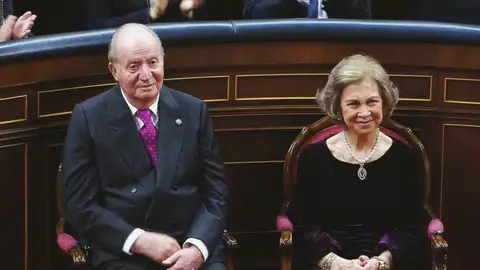 Los reyes eméritos don Juan Carlos I y doña Sofía vuelven a reencontrarse en la boda de Hussein de Jordania Los reyes eméritos don Juan Carlos I y doña Sofía vuelven a reencontrarse en la boda de Hussein de Jordania
