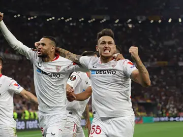 Los jugadores del Sevilla celebran un gol ante la Roma Los jugadores del Sevilla celebran un gol ante la Roma