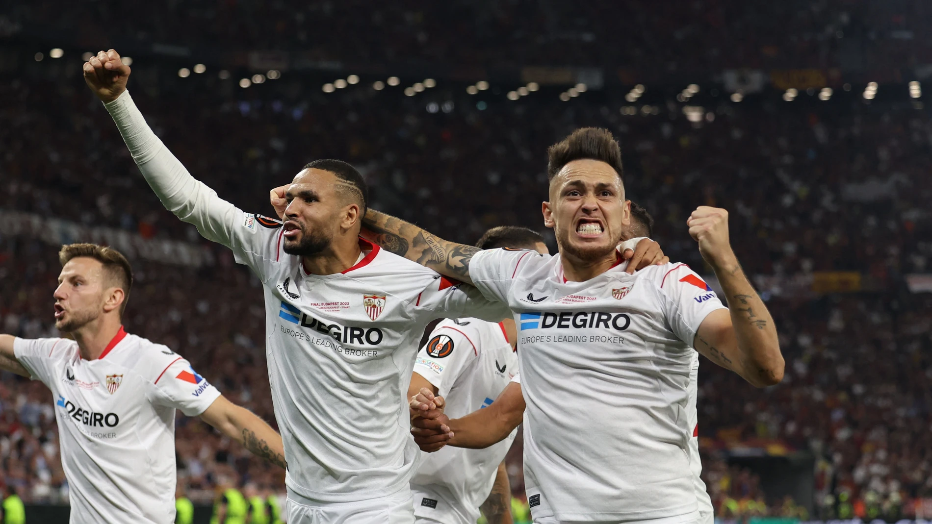 Los jugadores del Sevilla celebran un gol ante la Roma
