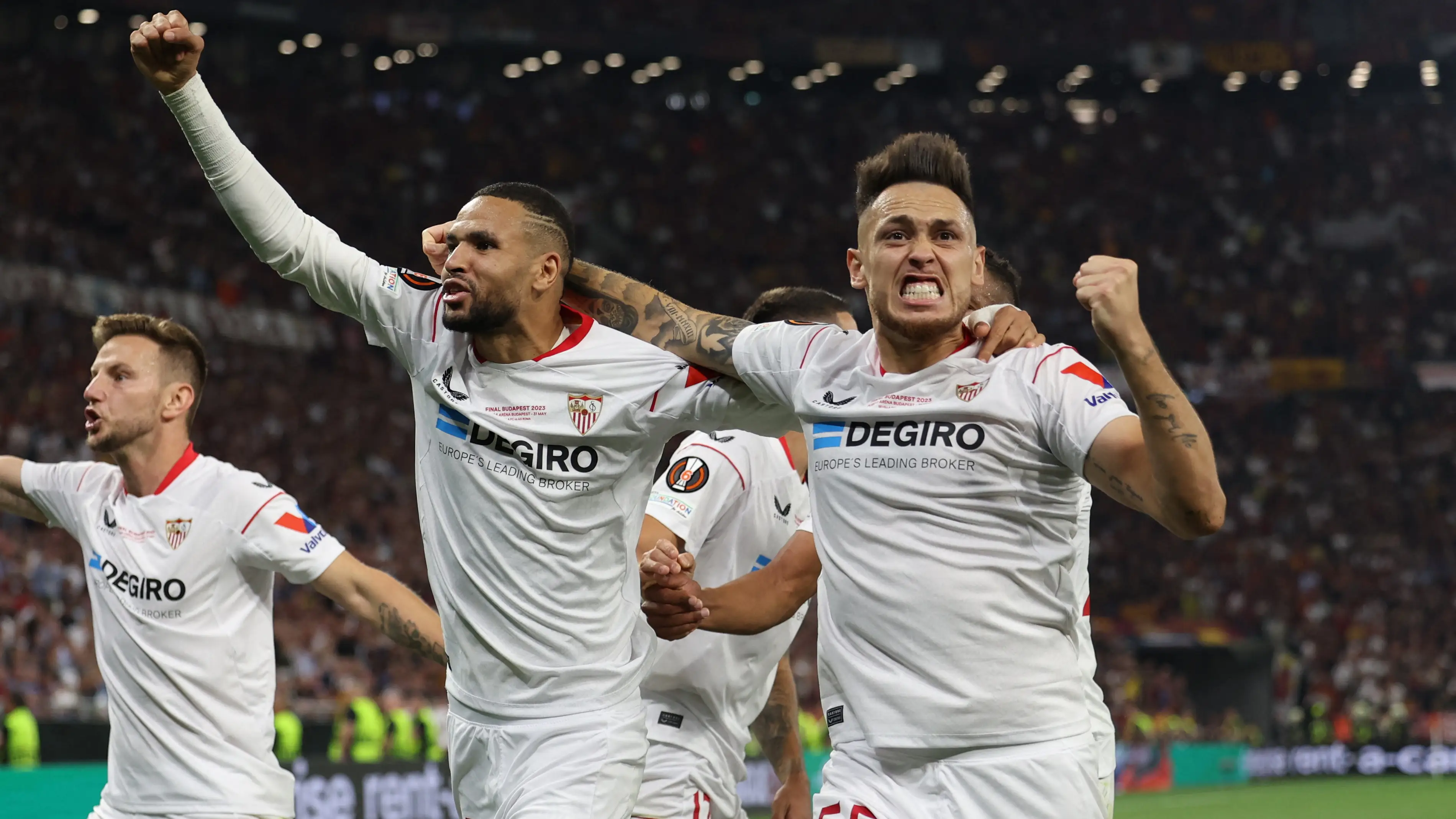 Los jugadores del Sevilla celebran un gol ante la Roma