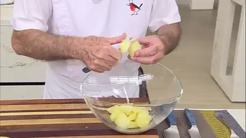 Trocea las patatas en gajos