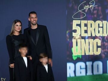 Sergio Busquets y su familia en su despedida