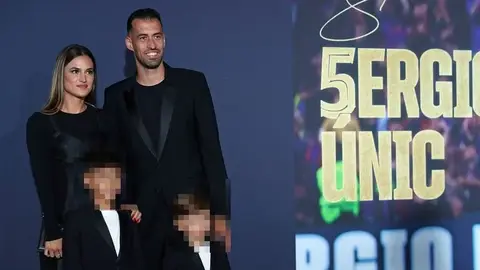 Sergio Busquets y su familia en su despedida Sergio Busquets y su familia en su despedida