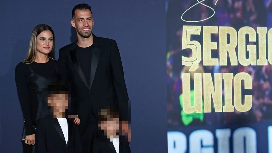 Sergio Busquets y su familia en su despedida