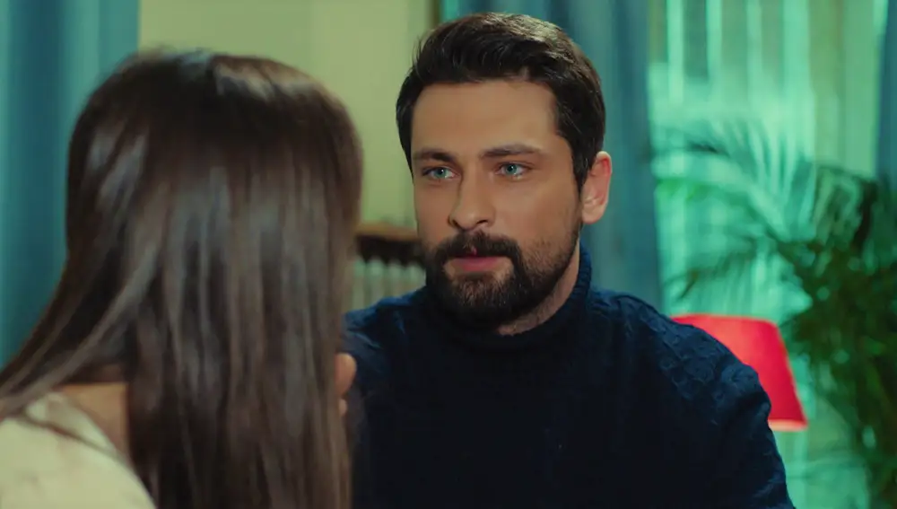 Alihan le cuenta toda la verdad a Zeynep y le promete que terminará con Ender: “Arreglaré lo del divorcio y vendré a buscarte”
