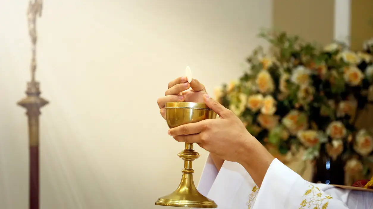 Sacerdote con un cáliz en una iglesia Sacerdote con un cáliz en una iglesia