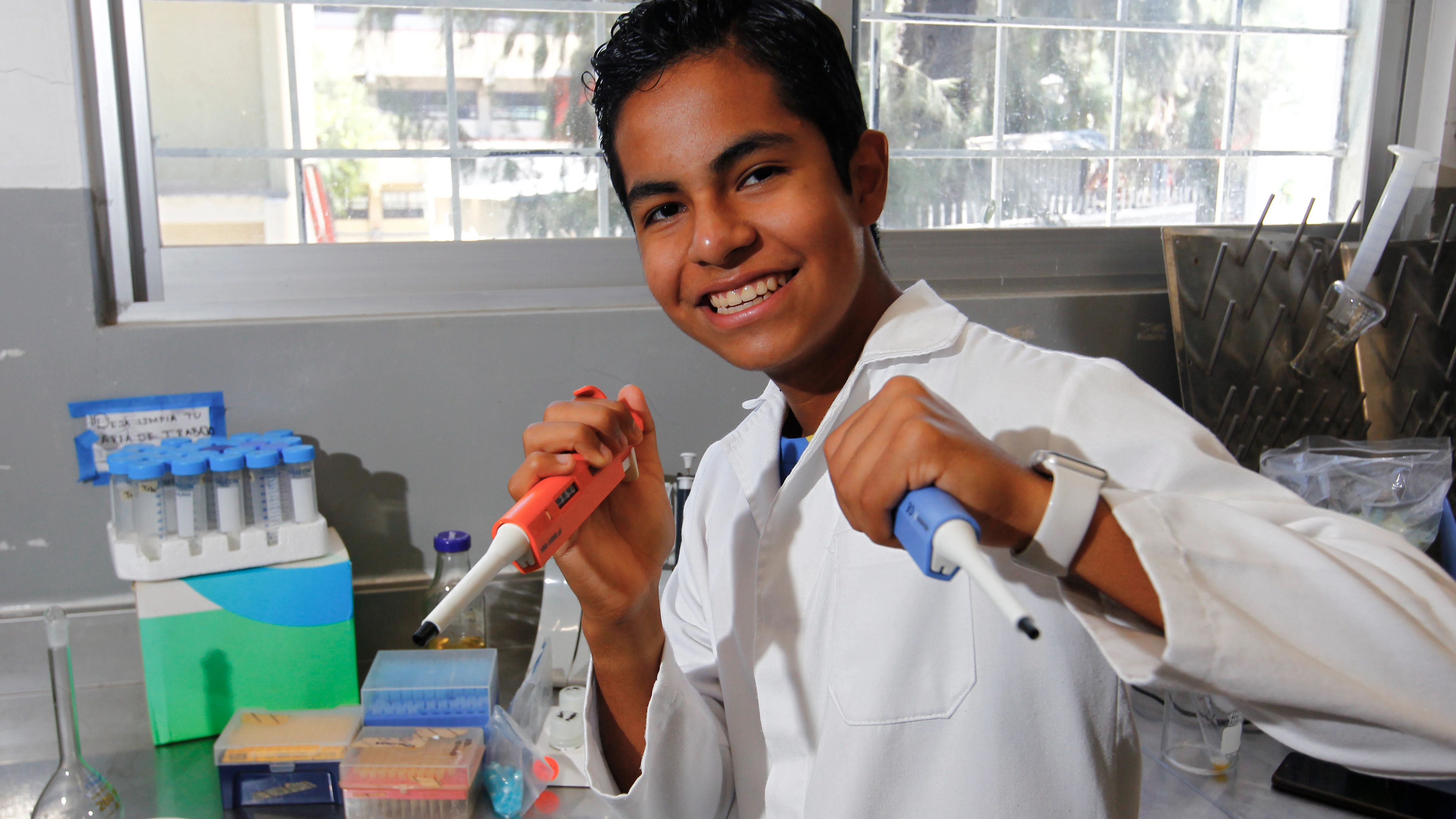 Ian Emanuel González Santos, en el laboratorio de la Universidad de Guadalajara Ian Emanuel González Santos, en el laboratorio de la Universidad de Guadalajara
