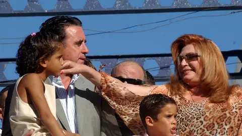 José Ortega Cano y Rocío Jurado con sus hijos Gloria Camila y José Fernando José Ortega Cano y Rocío Jurado con sus hijos Gloria Camila y José Fernando