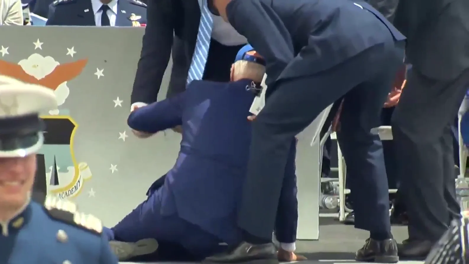 Se cae en el acto de graduación de las Fuerzas Aéreas de EEUU Se cae en el acto de graduación de las Fuerzas Aéreas de EEUU