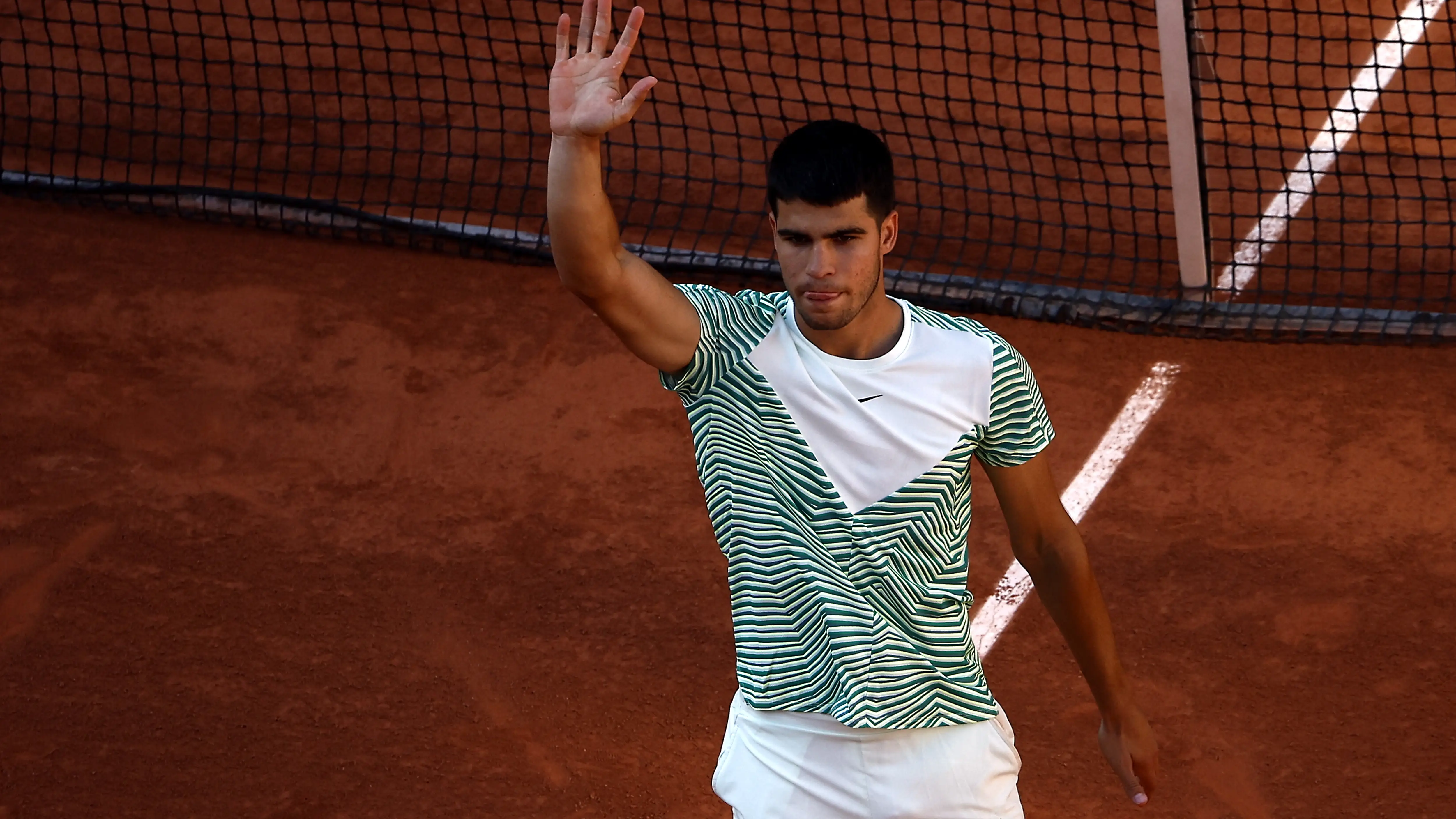 Carlos Alcaraz saluda al p&uacute;blico de Roland Garros