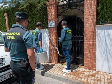 La Guardia Civil en la vivienda donde se produjo el crimen de Las Gabias, en Granada