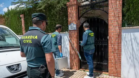 La Guardia Civil en la vivienda donde se produjo el crimen de Las Gabias, en Granada La Guardia Civil en la vivienda donde se produjo el crimen de Las Gabias, en Granada