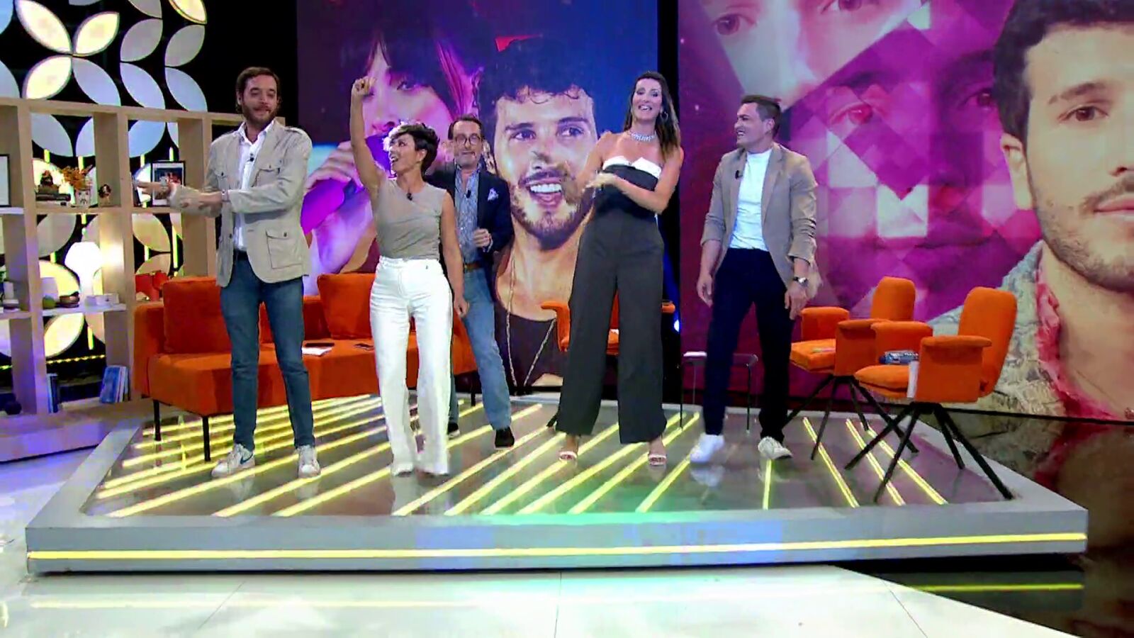 El plató de 'Y ahora Sonsoles' se convierte en una pista de baile al ritmo de 'Saturday night', el éxito de los 80