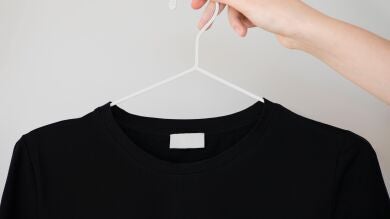 Cómo convertir una camiseta de manga larga en un top de verano