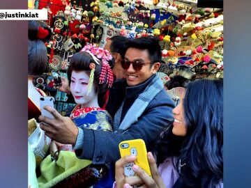 Un turista se hace un selfie con una geisha