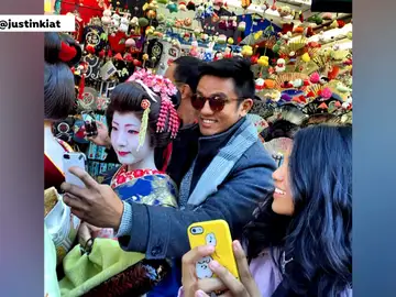 Un turista se hace un selfie con una geisha Un turista se hace un selfie con una geisha