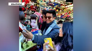 Un turista se hace un selfie con una geisha