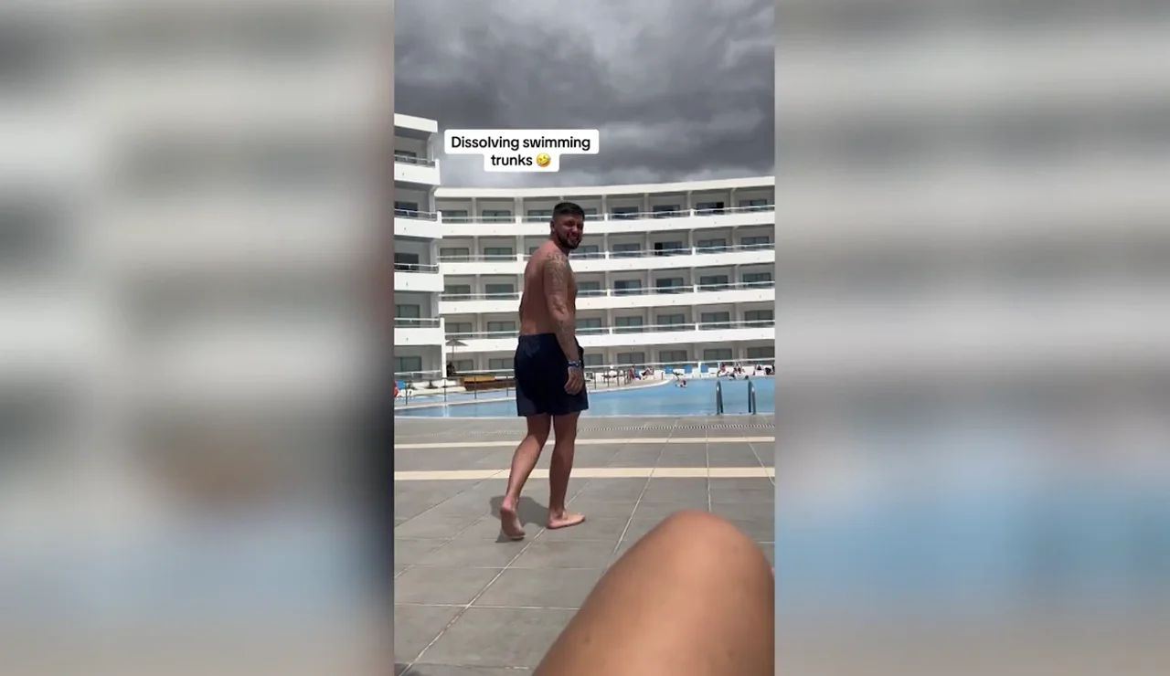 Le regala a su novio un bañador que se disuelve en el agua y el vídeo de la broma lo han visto ocho millones de personas en TikTok