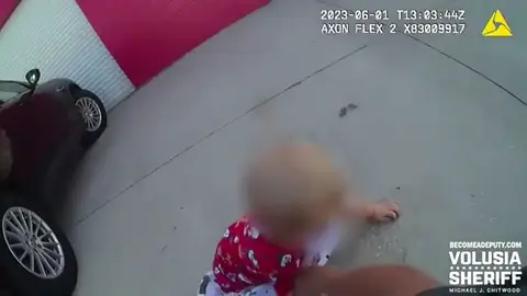 Un policía rescatando al menor de 2 años abandonado Un policía rescatando al menor de 2 años abandonado