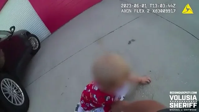 Un policía rescatando al menor de 2 años abandonado Un policía rescatando al menor de 2 años abandonado