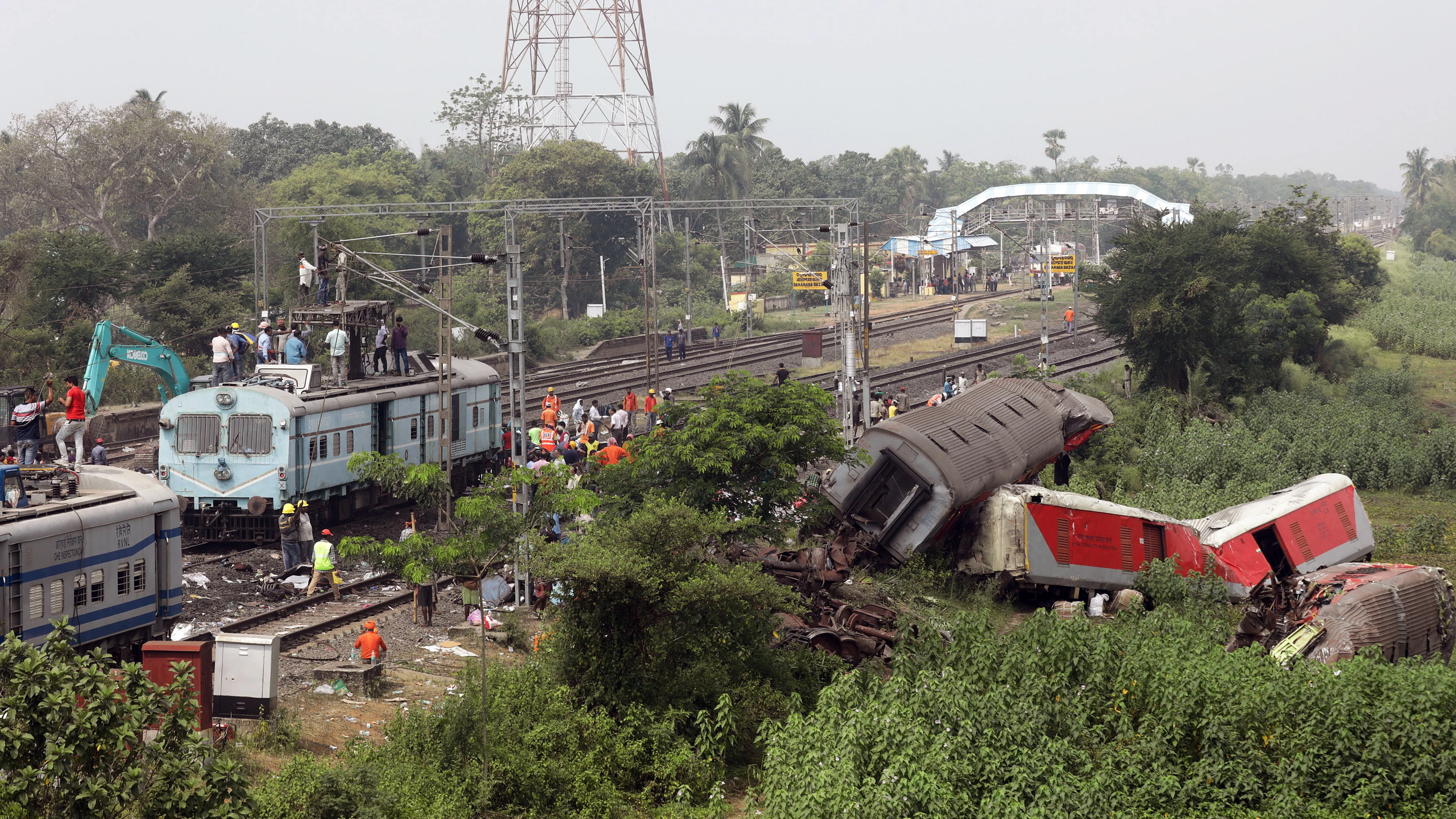 Trabajadores de tierra del ferrocarril indio instalan nuevas vías de tren en el lugar de un accidente de tren en Odisha Balasore, India Trabajadores de tierra del ferrocarril indio instalan nuevas vías de tren en el lugar de un accidente de tren en Odisha Balasore, India