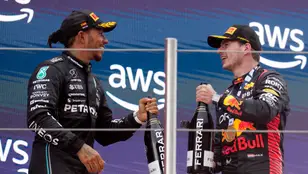 Hamilton y Verstappen celebra en el podio del GP de Montmeló
