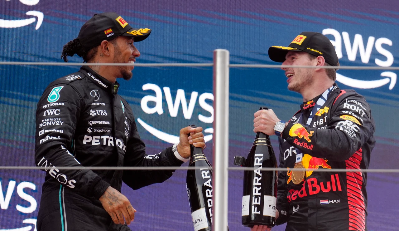 Hamilton y Verstappen celebra en el podio del GP de Montmeló