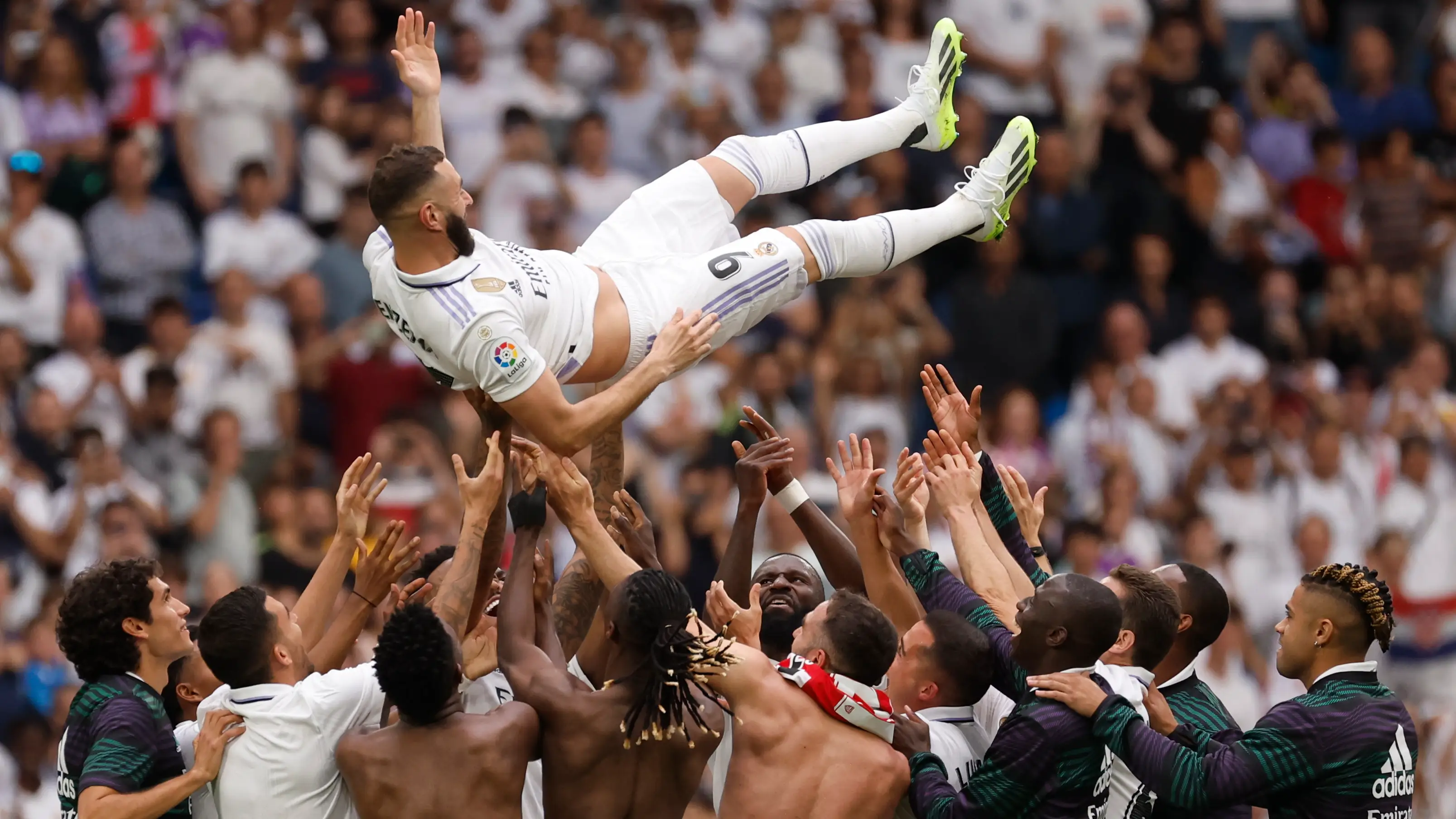 Benzema es manteado por sus compañeros en el último partido Benzema es manteado por sus compañeros en el último partido