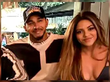 Shakira vuelve a Barcelona a dejar a sus hijos con Piqué y aprovecha para tener su tercera cita con Lewis Hamilton Shakira vuelve a Barcelona a dejar a sus hijos con Piqué y aprovecha para tener su tercera cita con Lewis Hamilton