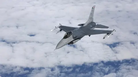 Un F-16 de la Fuerza Aérea de los EE. UU Un F-16 de la Fuerza Aérea de los EE. UU