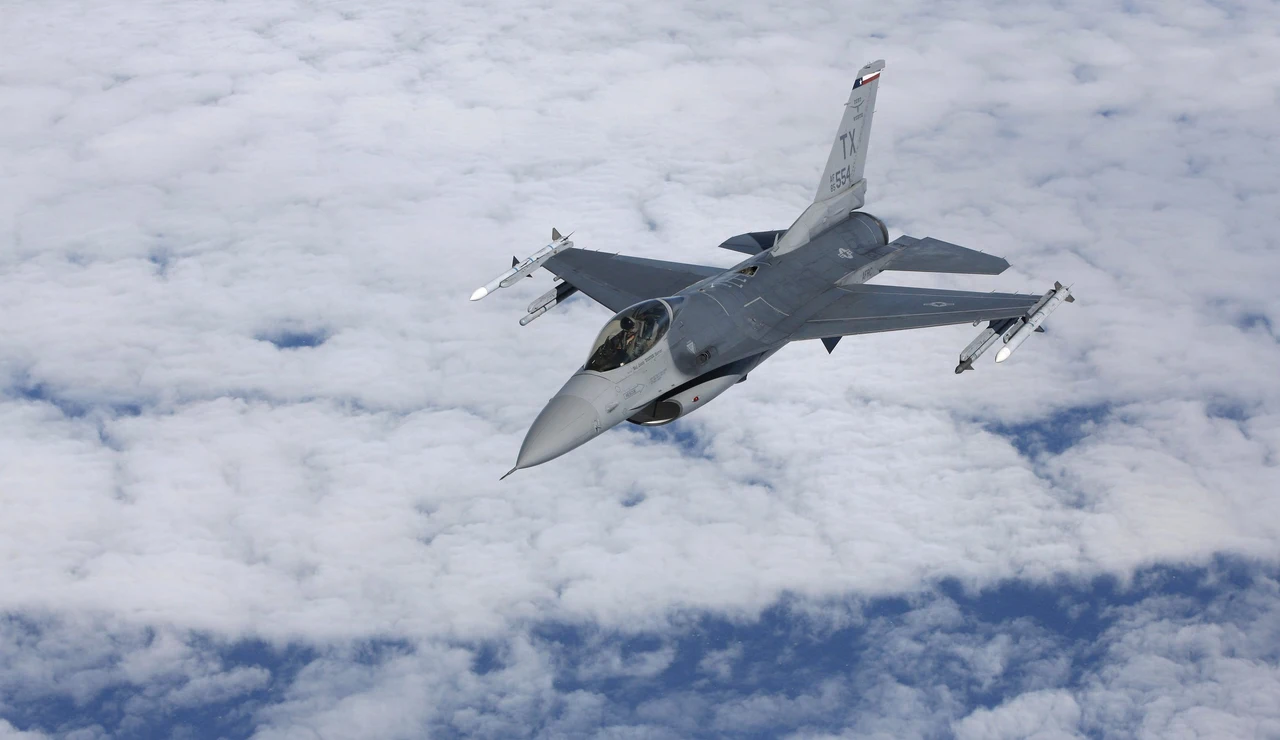Un F-16 de la Fuerza Aérea de los EE. UU