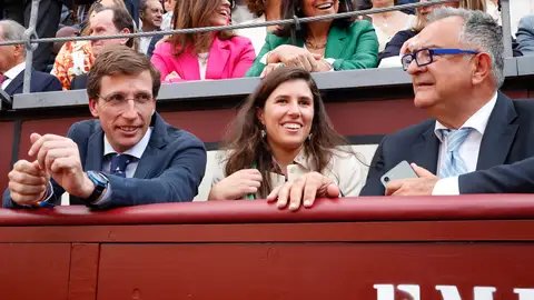 José Luis Martínez Almeida y su novia Teresa Urquijo y Moreno en Las Ventas José Luis Martínez Almeida y su novia Teresa Urquijo y Moreno en Las Ventas