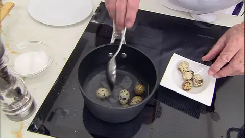 Cuece los huevos de codorniz Cuece los huevos de codorniz
