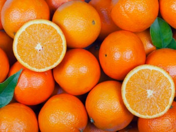 Una bandeja de naranjas