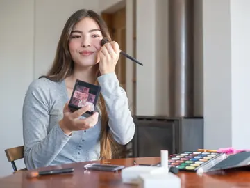 Mujer maquillándose Mujer maquillándose