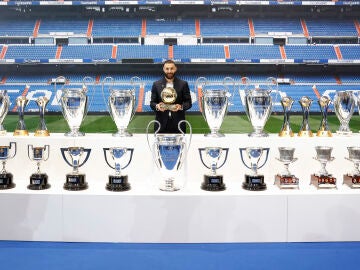 Karim Benzema posa con los trofeos ganados durante sus 14 años en el Real Madrid