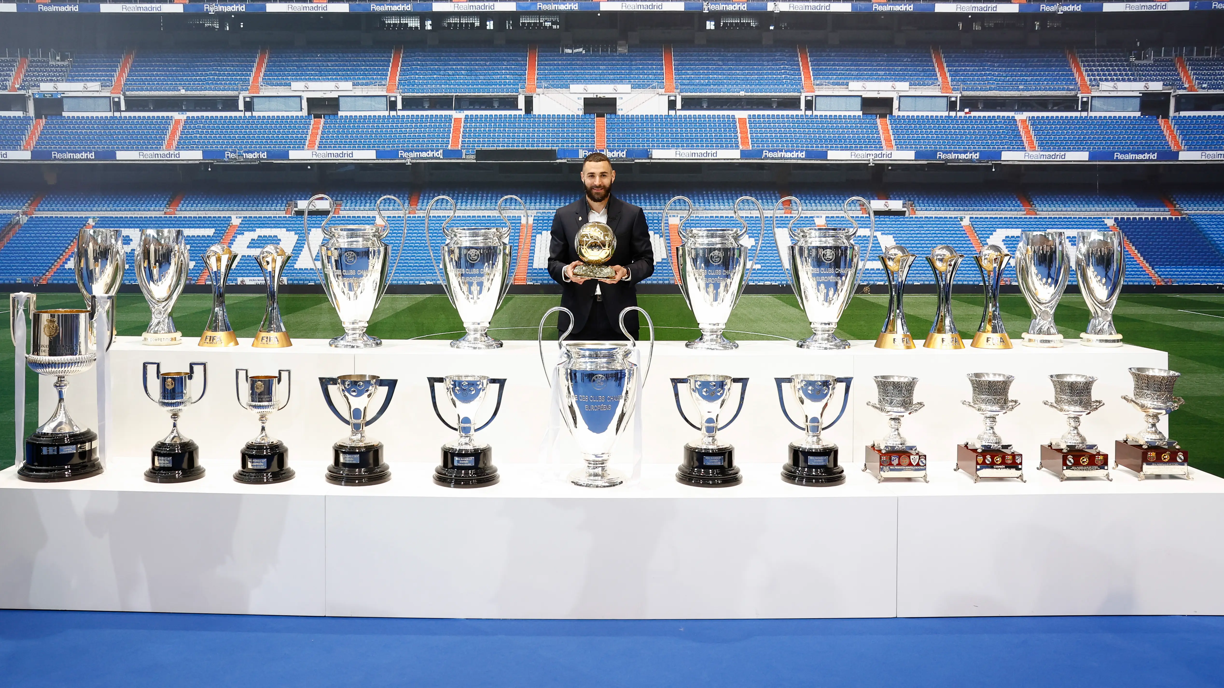Karim Benzema posa con los trofeos ganados durante sus 14 a&ntilde;os en el Real Madrid